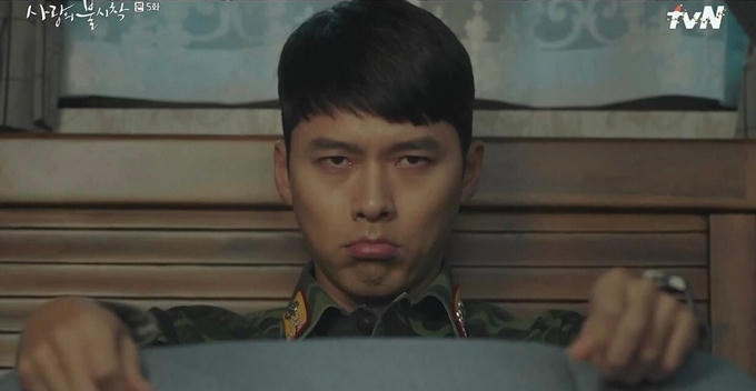 Ở một vài tập của Hạ cánh nơi anh, Hyun Bin gây cười với điệu chau mày, trề môi giận lẫy, vừa đáng yêu vừa hài hước. Thì ra, đây không chỉ là yêu cầu của nhân vật Ri Jung Hyuk trong kịch bản, mà bản thân Hyun Bin cũng có thói quen này ngoài đời. Trong các sự kiện, fan của anh hay bắt được khoảnh khắc thần tượng trề môi, tru môi đầy trẻ con.