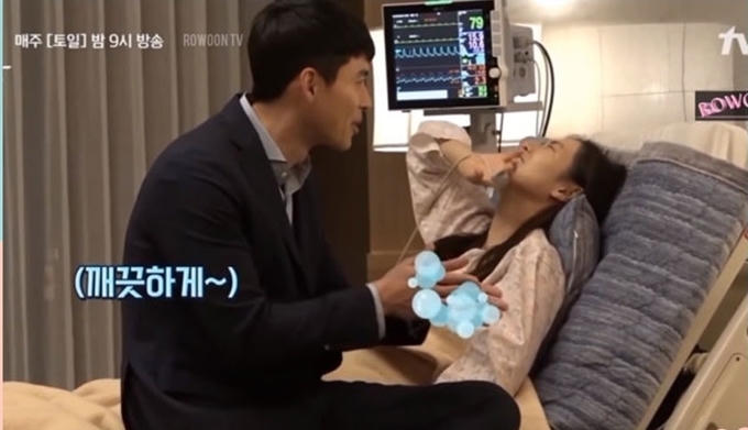 Hyun Bin là người đàn ông nghiện... tắm. Mỗi ngày trước khi ra khỏi nhà hay sau khi xong việc, anh đều tắm. Nhiều khi đang trên trường quay, cơ thể đổ quá nhiều mồ hôi, anh cũng tranh thủ giờ nghỉ giải lao để tắm. Lúc quay cảnh Jung Hyuk đến bệnh việnthăm Se Ri trong tập 14của Hạ cánh nơi anh, Son Ye Jin trêu Hyun Bin có phải mới tắm xong tới đây không, anh liền làm động tác rửa tay và bảo mình đã tắm rửa rất sạch sẽ, khiến bạn diễn không nhịn được cười.