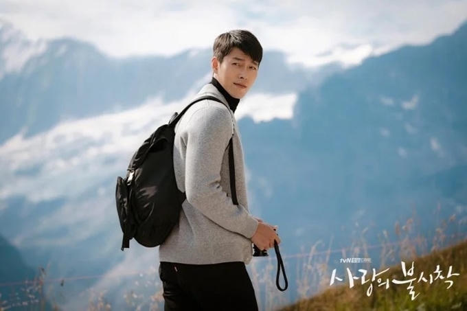 Mặc dù là ngôi sao nổi tiếng, Hyun Bin rất kín tiếng về đời tư. Anh không sử dụng mạng xã hội như Facebook hay Instagram. Người hâm mộ muốn cập nhật cuộc sống thường nhật của anh chỉ biết trông chờ vào tài khoản của công ty quản lý. Khi xuất hiện ở nơi công cộng hay sự kiện, anh thấy hưng phấn khi nghe khán giả gọi mình bằng tên nhân vật hơn khi được gọi bằng tên thật.