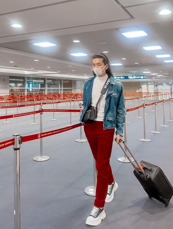 Đến nơi lúc hơn 5h sáng, sân bay Incheon vắng vẻ hơn so với mọi khi. Quầy hải quan không đông khách, không phải xếp hàng chờ đợi lâu. Sau khi ngồi tàu Arex vào trung tâm Seoul, anh bắt đầu khám phá ẩm thực ở đây.