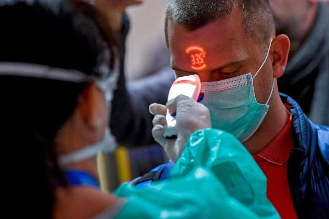 Kiểm tra thân nhiệt hành khách tại sân bayDebrecen, Hungary ngày 25/2. Ảnh: NY Times