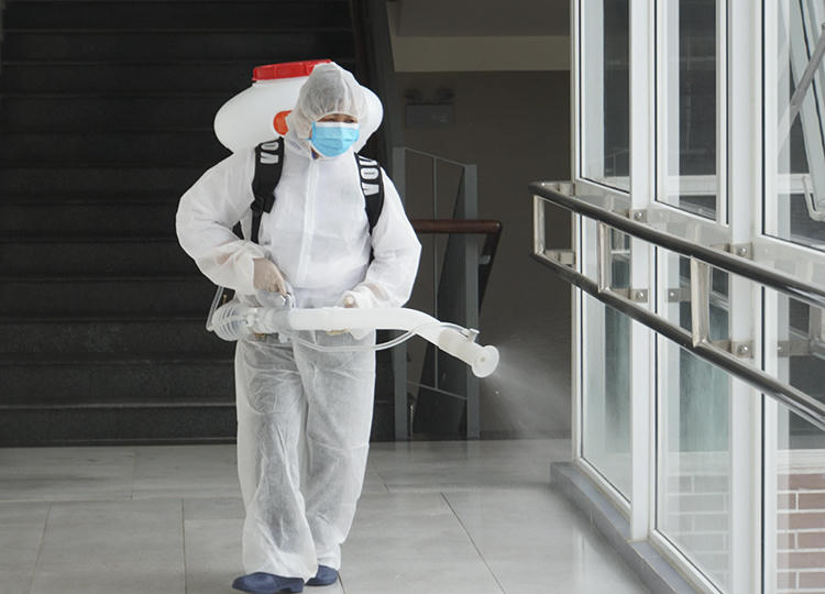 Nhân viên ytế phun thuốc khử trùng ở trường Phổ thông liên câp Edison ở Ecopark, Hưng Yênngày 25/2. Ảnh: Vân Ngọc.