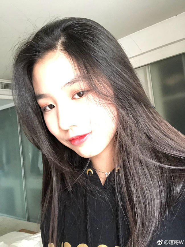 Con riêng của chồng 15 tuổi cao 1m70 đẹp không thua Chương Tử Di