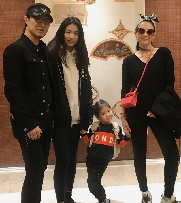 Con riêng của chồng 15 tuổi cao 1m70 đẹp không thua Chương Tử Di