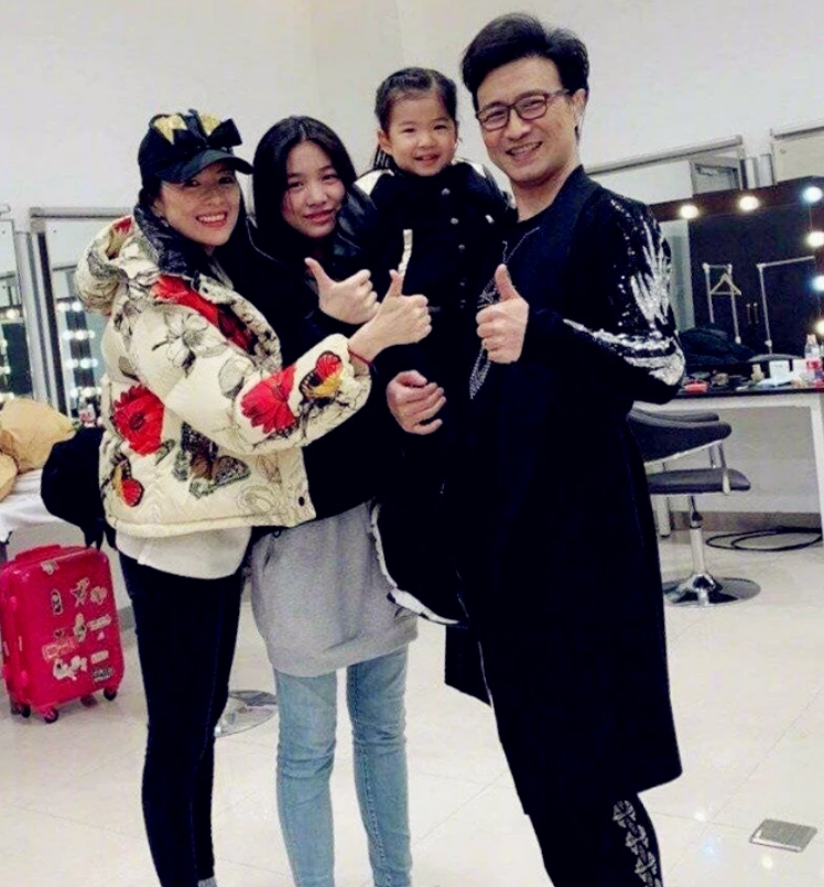 Con riêng của chồng 15 tuổi cao 1m70 đẹp không thua Chương Tử Di