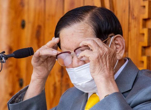 Giáo chủ Tân Thiên Địa Lee Man-hee lau nước mắt trong cuộc họp báo chiều 2/3. Ảnh: Kookmin Ilbo