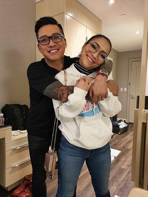 Tuấn Hưng chụp ảnh cùng ca sĩ Hồng Ngọc trong chuyến lưu diễn tại Mỹ.