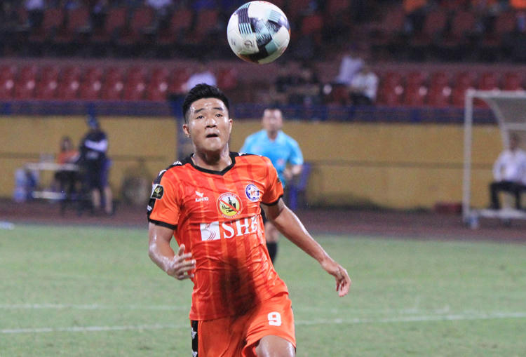 Hà Đức Chinh có phong độ không cao ở CLB, khiến HLV Lê Huỳnh Đức không hài lòng.