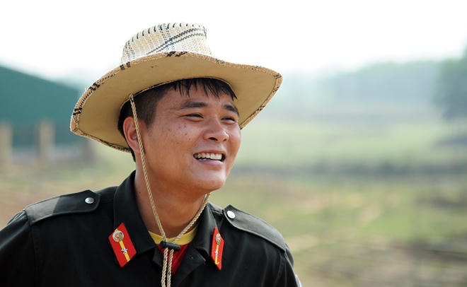 Cảnh sát kỵ binh thuần dưỡng ngựa hoang nơi thao trường