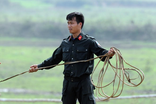 Cảnh sát kỵ binh thuần dưỡng ngựa hoang nơi thao trường