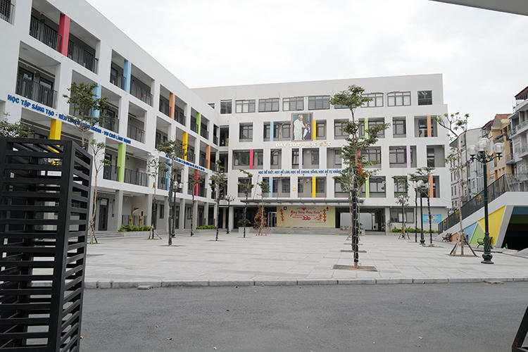 Trường THCS Yên Hòa, Hà Nội vắng vẻ vì học sinh nghỉ phòng dịch từ ngày 3/2 tới nay. Ảnh:Ngọc Thành.