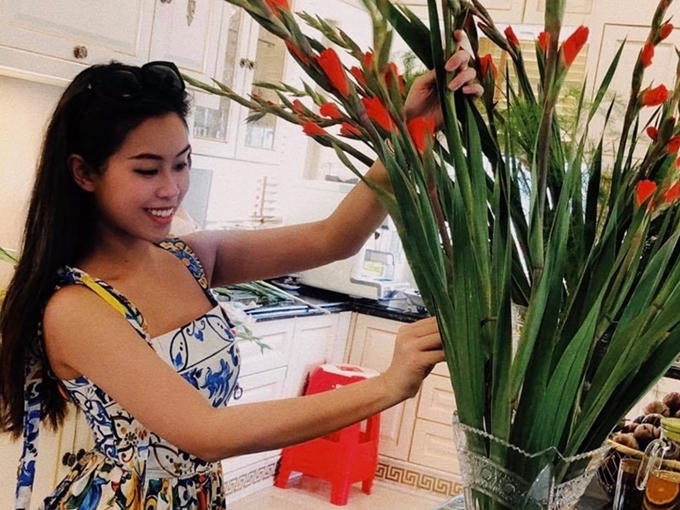 Tiên Nguyễn trổ tài khéo léo cắm hoa đón Tết Canh Tý vừa qua.