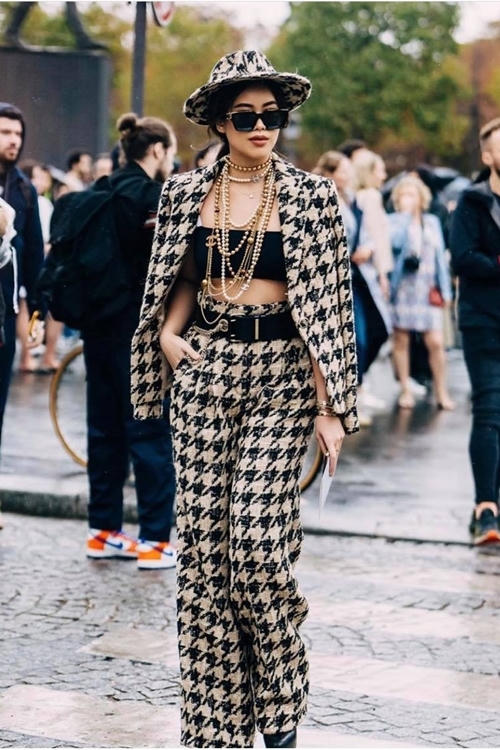 Sinh ra trong một gia đình tài phiệt, Tiên Nguyễn từ nhỏ sống trong nhung lụa. Cô nhanh chóngnổi tiếng là một rick-kid và nhận được nhiều quan tâm từ giới trẻ.