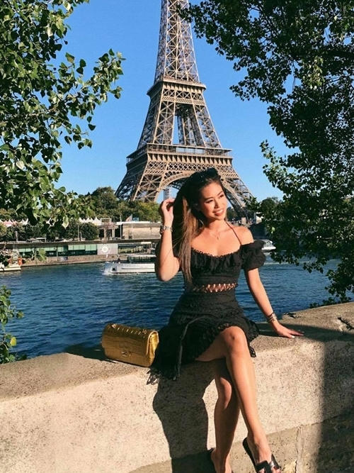 Tiên Nguyễn bày tỏ cô không gặp áp lực từ danh xưng ái nữ của gia đình, ngược lại cô luôn tự nhủ cố gắng hoàn thiện bản thân, tạo dựng sự nghiệp mang dấu ấn riêng của mình trong tương lai. Một doanh nhân chân chính và thành công là hình mẫu mà tôi luôn muốn hướng tới, hotgirl bày tỏ.