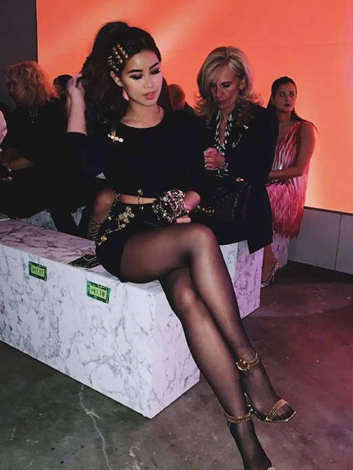 Mỗi lần xuất hiện, cô toát ra thần thái sang chảnh, cuốn hút và nhận được nhiều quan tâm của giới săn ảnh thời trang tại sự kiện.