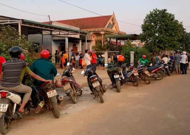 Ông bà bị điện giật tử vong, cháu bé trên lưng người ông thoát chết - 1