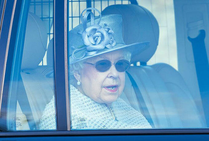 Nữ hoàng đi lễ nhà thờ ở Sandringham hôm 8/3. Ảnh: Rex.