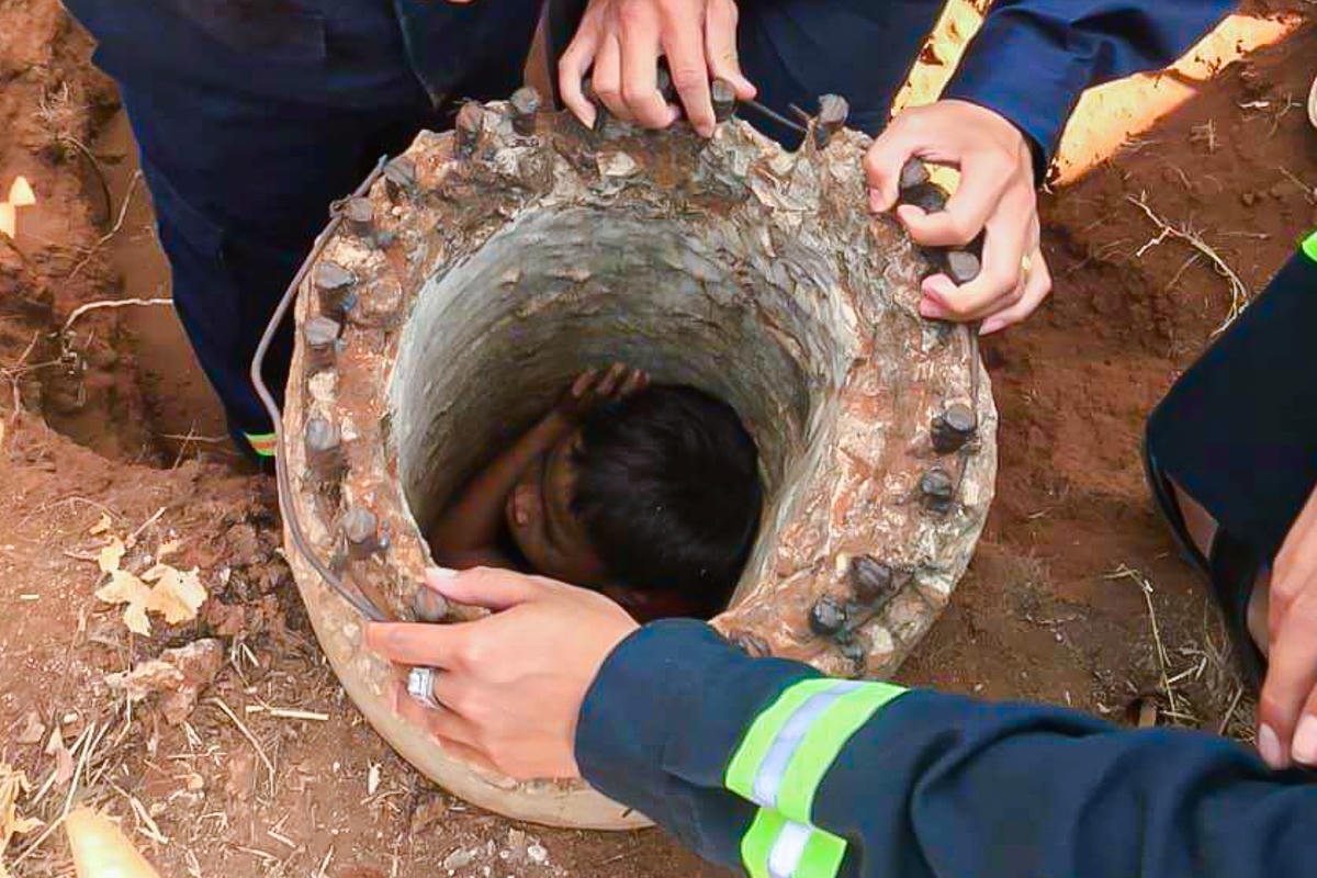 Bé traibị mắc kẹt trong trụ điện. Ảnh: Văn Giang.