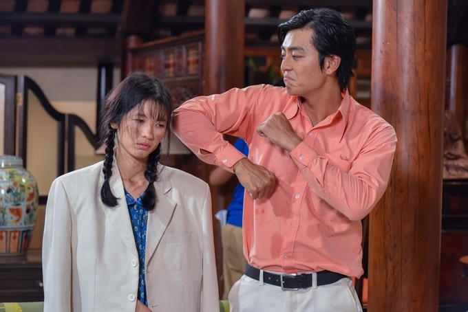 Trong phim Nắng 3: Lời hứa của cha đang chiếu rạp, nữ diễn viên Oanh Kiều rất thích cảnh ăn tối ở nhà hàng hải sản, vì đồ ăn đạo cụ toàn món ngon. Còn phim truyền hình Tiếng sét trong mưa (ảnh) làm cô sợ bánh ngọt một thời gian dài. Sau khi suýt bị hãm hiếp, Phượng (Oanh Kiều đóng) được cậu chủ (Quốc Huy đóng) lấy bánh cho ăn. Oanh Kiều tiết lộ, cô đã ăn hết hai hộp bánh ở cảnh này. Cô cố nhai và nuốt đến mắc nghẹn, không cảm nhận được vị thơm ngon.