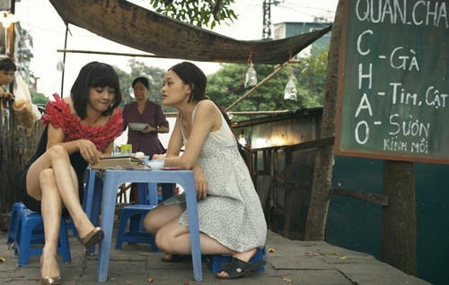 Nói về chuyện ăn uống trên phim, ca sĩ Thanh Duy (trái) nhớ nhất những cảnh quayở quán cháo gà sátđường tàu Phùng Hưng, Hà Nội, trong phim Đập cánh giữa không trung. Thanh Duy kể, hôm đầu tiên quay ở đây, đoàn phim dùng gà cúng bối cảnh để nấu cháo. Lúc quay, anh và Thùy Anh được ăn cháo gà thật rất ngon. Xong việc, cả đoàn cũng được ăn ké món này. Nhưng ở những ngày quay sau đó, hai diễn viên hụt hẫng vìchỉ được ăn cháo trắng. Hơn nữa, cháo lại nguội vì đạo diễn Nguyễn Hoàng Điệp quay quá kỹ và lâu.