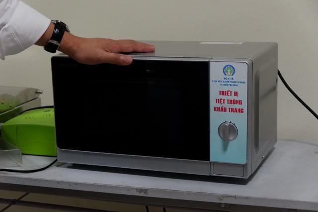 Cần biết: 3 bước khử khuẩn khẩu trang phòng COVID-19 bằng lò vi sóng