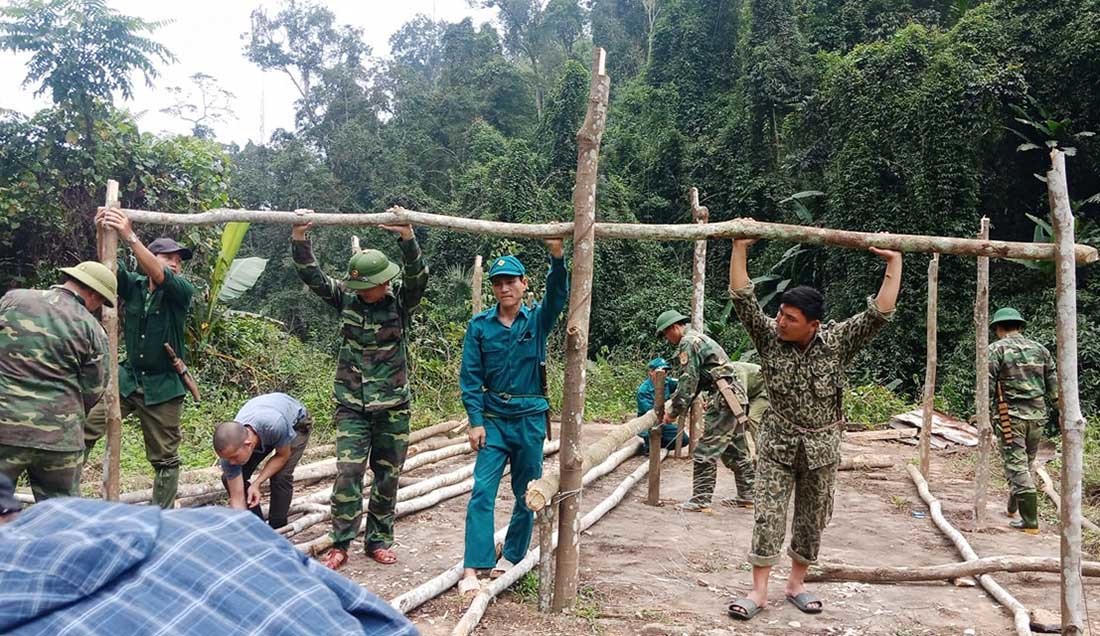 Bữa cơm trên lá chuối nơi biên giới của bộ đội biên phòng chặn dịch