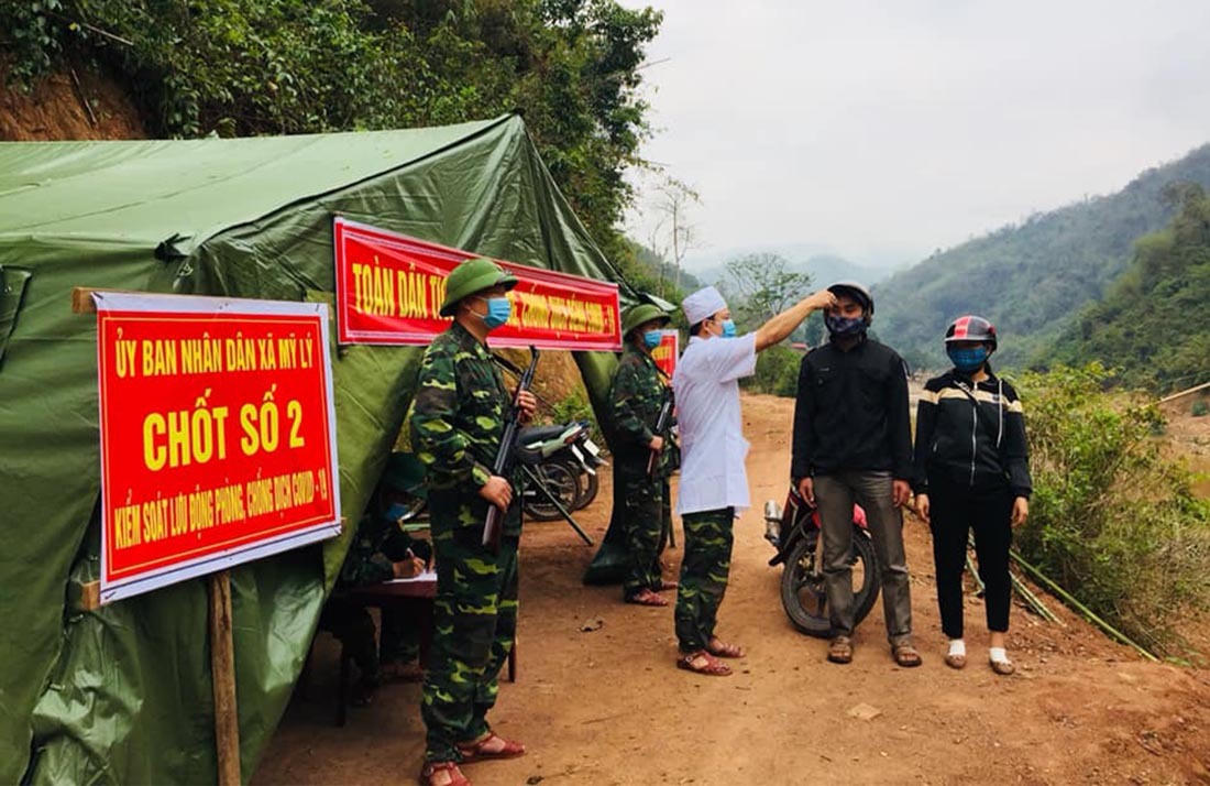 Bữa cơm trên lá chuối nơi biên giới của bộ đội biên phòng chặn dịch