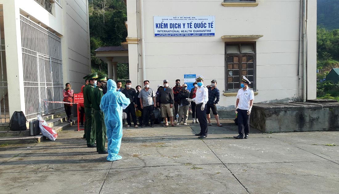 Bữa cơm trên lá chuối nơi biên giới của bộ đội biên phòng chặn dịch