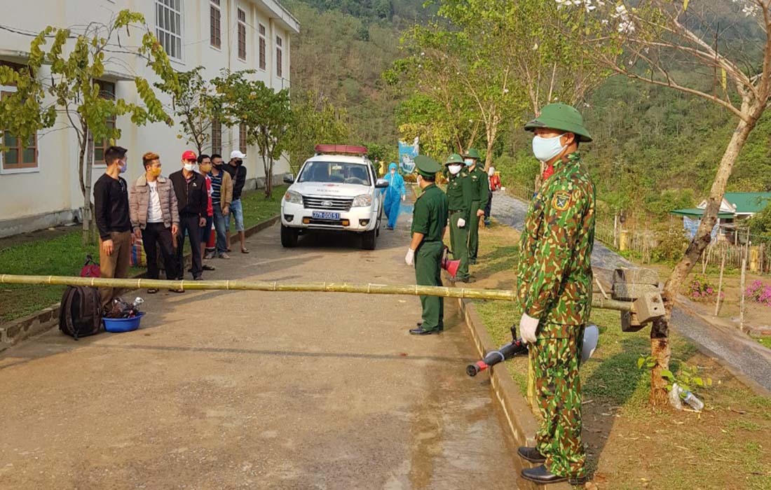 Bữa cơm trên lá chuối nơi biên giới của bộ đội biên phòng chặn dịch