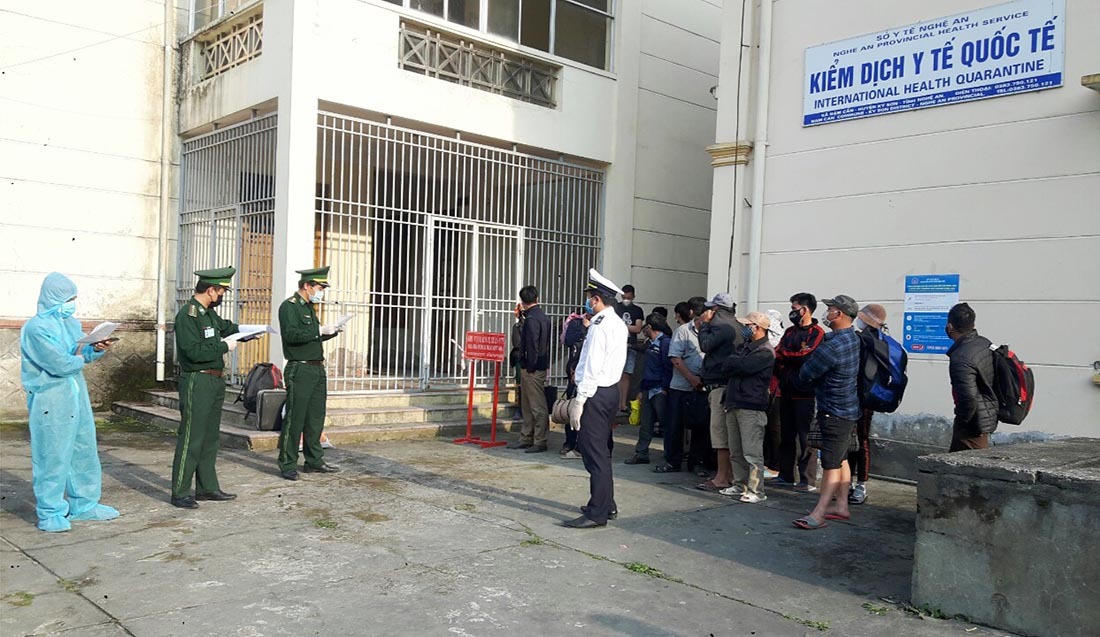 Bữa cơm trên lá chuối nơi biên giới của bộ đội biên phòng chặn dịch