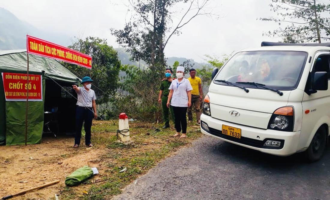Bữa cơm trên lá chuối nơi biên giới của bộ đội biên phòng chặn dịch