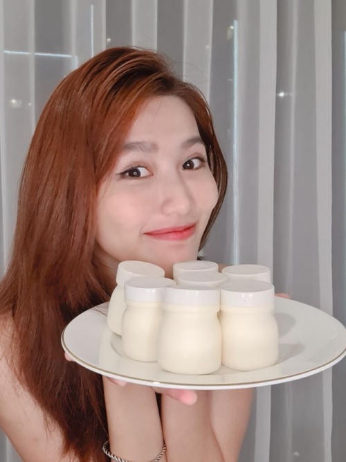 Chế Nguyễn Quỳnh Châu kinh doanh yogurt – món ăn cải thiện làn da cho chị em. Tôi học món này từ mẹ, gia đình tôi gốc Đà Lạt nên có kinh nghiệm chế biến món này. Ban đầu tôi nghĩ làm cho vui vì bản thân khá vụng về, song ngày đầu tiên tôi bán được 500 hũ., người mẫu chia sẻ. Cô cũng gặp nhiều khó khăn do không phải là đầu bếp chuyên nghiệp. Nếu mẻ nào sữa chua bị hư, cô phải hẹn khách giao hôm khác. Những hôm bận lịch quay, cô phải từ chối nhiều đơn hàng.