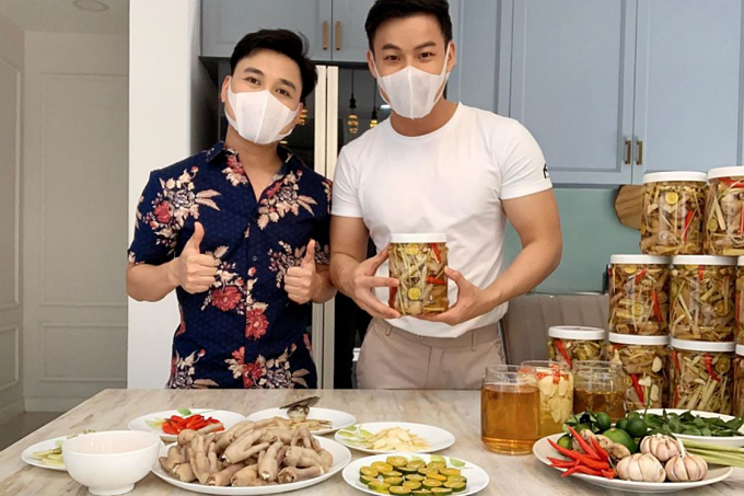 Don Nguyễn thử sức với các món chân gà sả tắc, bánh sầu riêng, bánh bông lan, kim chi... Vì có nhiều thời gian rảnh, anh tập tành nấu nướng, bán online, tạo thêm hoạt động trong ngày. Ban đầu anh chị em nghệ sĩ ủng hộ tôi nhiều lắm, tôi biết họ mua cho mình lấy hên, song nhiều người quay lại, tôi thực sự hạnh phúc. Mỗi ngày trong mùa Covid-19 của tôi lại thêm ý nghĩa, nam ca sĩ tâm sự. Khi bắt đầu kinh doanh, anh trực tiếp ra chợ lựa chọn nguyên liệu. Nhiều khi mình thấy ngại vì anh chị em tiểu thương ở chợ hay giỡn với mình. Đôi lúc mình buồn vì có người không ủng hộ mình kinh doanh online., anh kể. Ngoài ra, nam ca sĩ cũng gặp khó khăn khi phải từ chối đơn hàng số lượng lớn, gặp phải khách khó tính. Bạn trai là người thôi thúc, giữ lửa để tôi làm công việc này, giúp tôi hiểu được giá trị của sự lao động chân chính, mặc dù thu nhập không thể bằng đi diễn.
