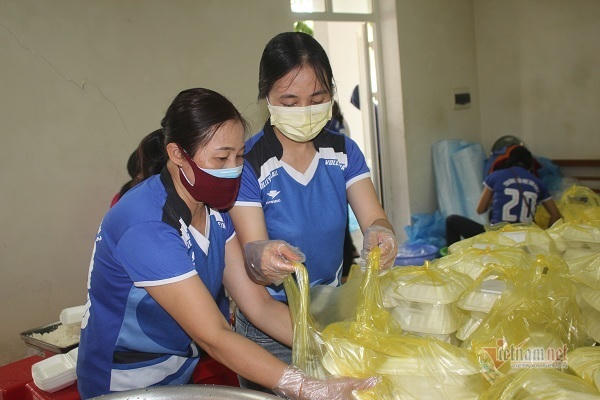 Những cô giáo tình nguyện đi nấu ăn ở khu cách ly biên giới