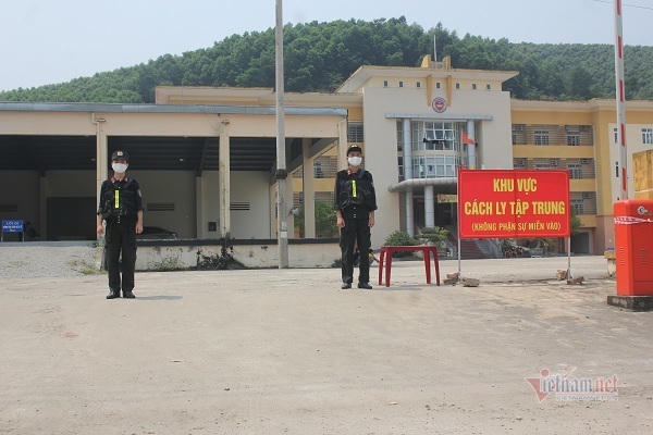 Những cô giáo tình nguyện đi nấu ăn ở khu cách ly biên giới