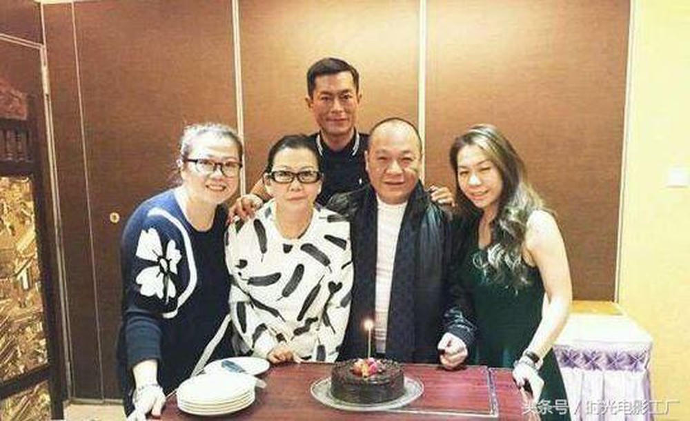 he lo moi quan he bat ngo giua sao hoa ngu va cac "ong trum xa hoi den" hinh anh 5