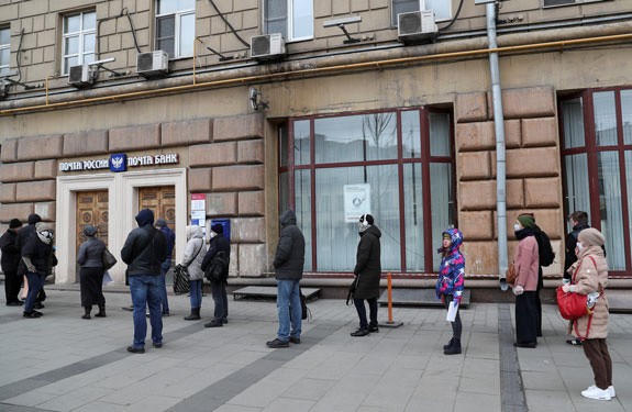 Covid-19: Toàn cầu tự cách ly diện rộng - Ảnh 1.