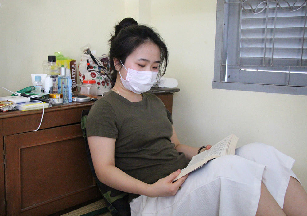 Nữ du học sinh Anh khen cơm bộ đội nấu trong khu cách ly