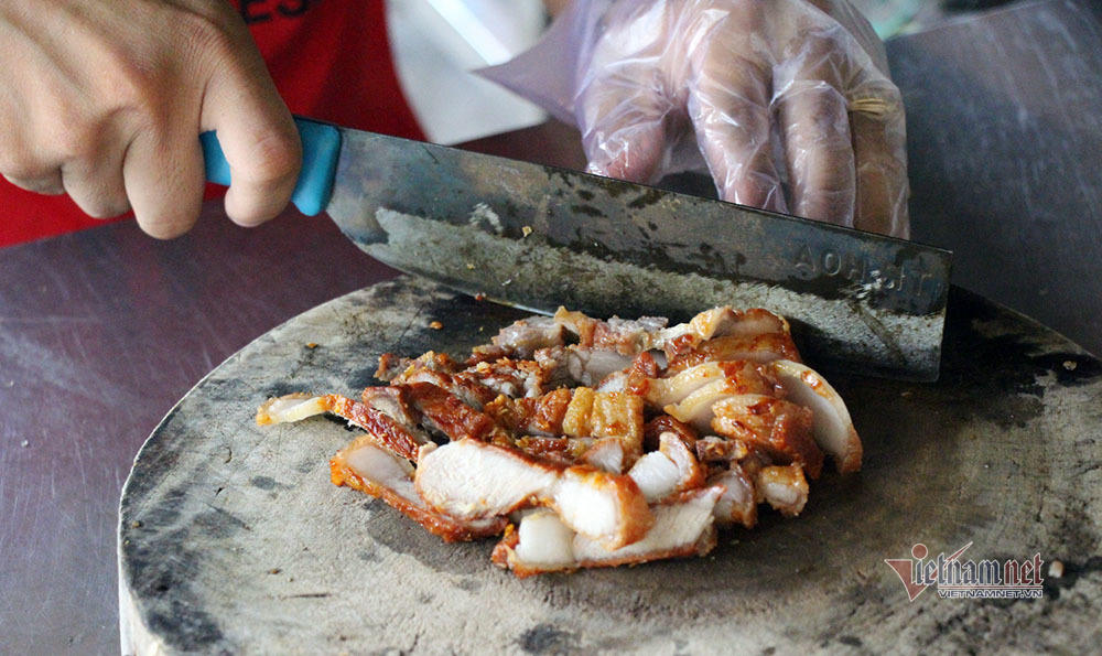 Nữ du học sinh Anh khen cơm bộ đội nấu trong khu cách ly