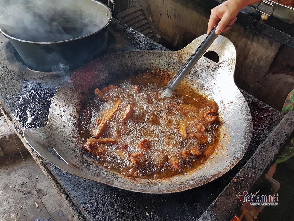 Nữ du học sinh Anh khen cơm bộ đội nấu trong khu cách ly