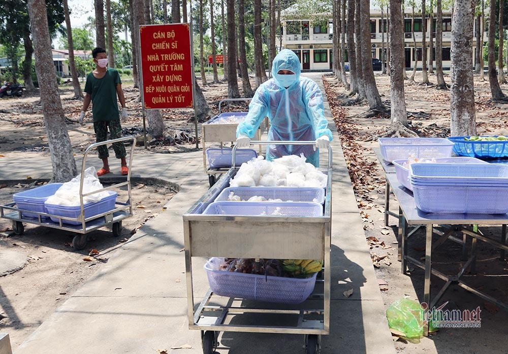 Nữ du học sinh Anh khen cơm bộ đội nấu trong khu cách ly