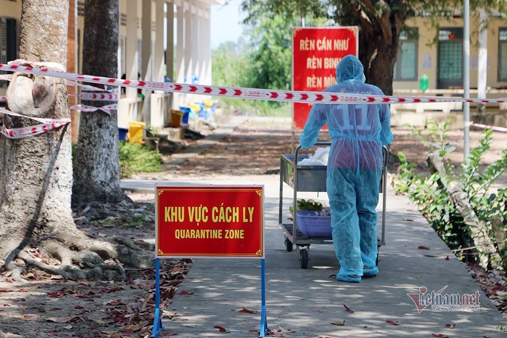 Nữ du học sinh Anh khen cơm bộ đội nấu trong khu cách ly