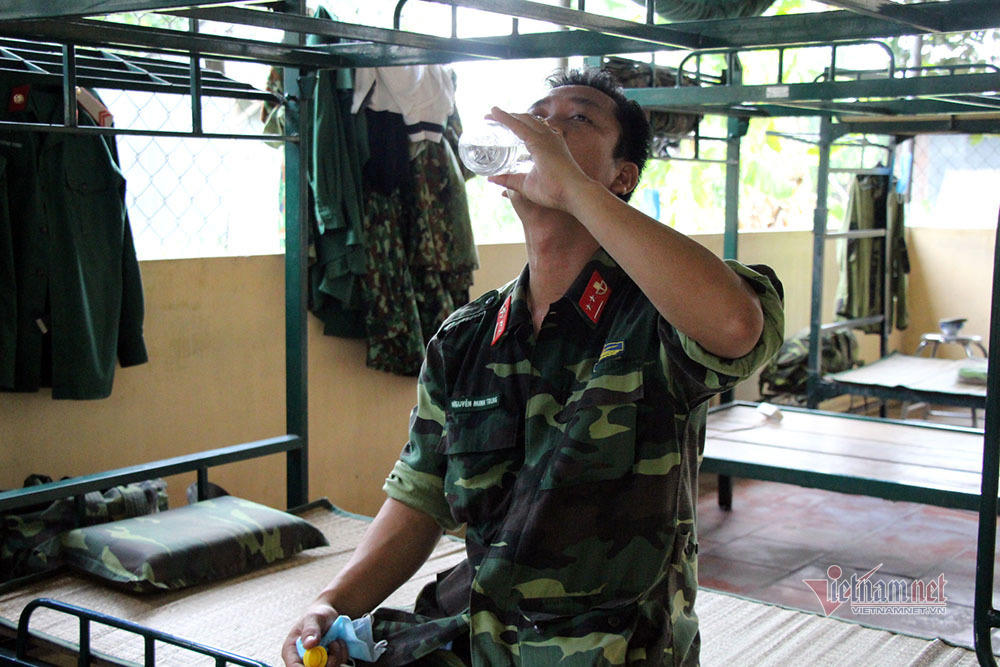 Nữ du học sinh Anh khen cơm bộ đội nấu trong khu cách ly