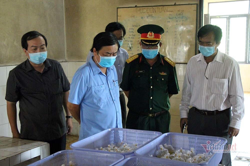 Nữ du học sinh Anh khen cơm bộ đội nấu trong khu cách ly