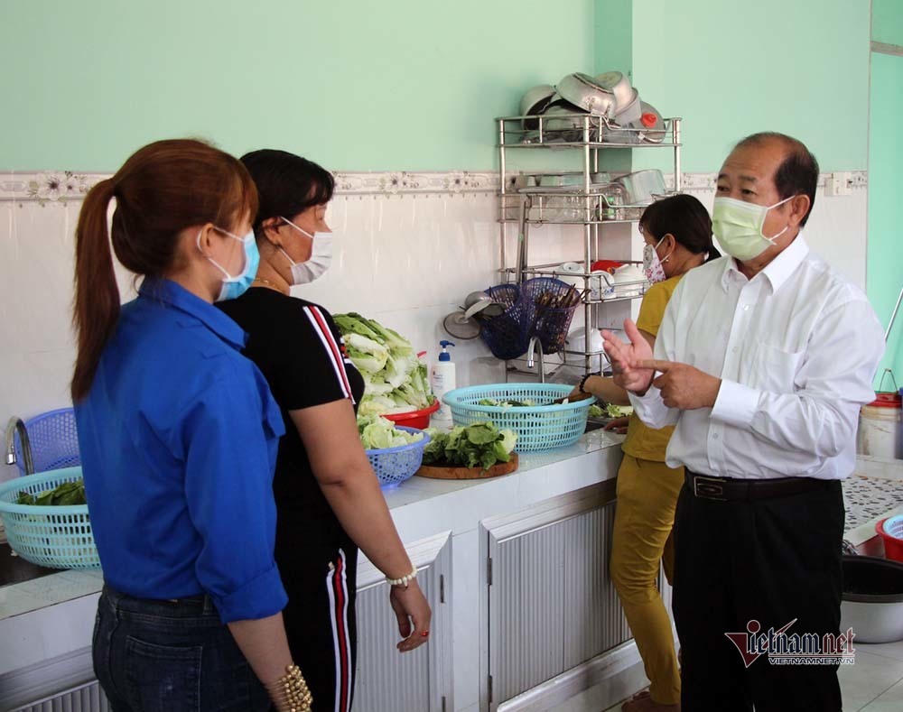 Nữ du học sinh Anh khen cơm bộ đội nấu trong khu cách ly