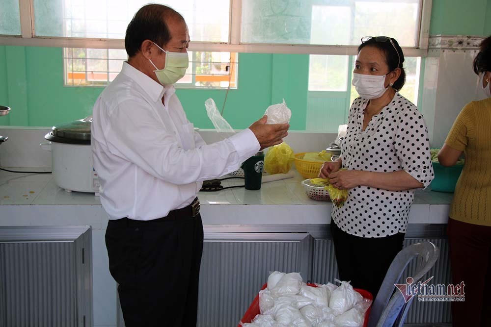 Nữ du học sinh Anh khen cơm bộ đội nấu trong khu cách ly