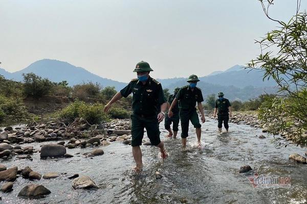 Ô tô chờ sẵn chở 6 người vượt biên chạy trốn cách ly