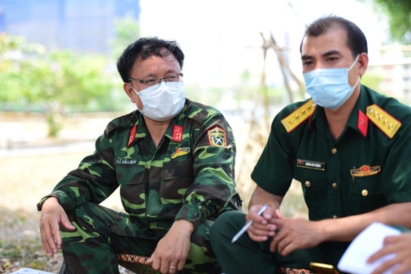 Cô gái được cả khu cách ly chú ý