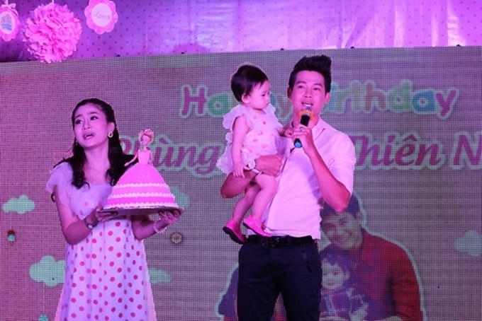 Phùng Ngọc Huy và Mai Phương trong tiệc sinh nhật con gái.