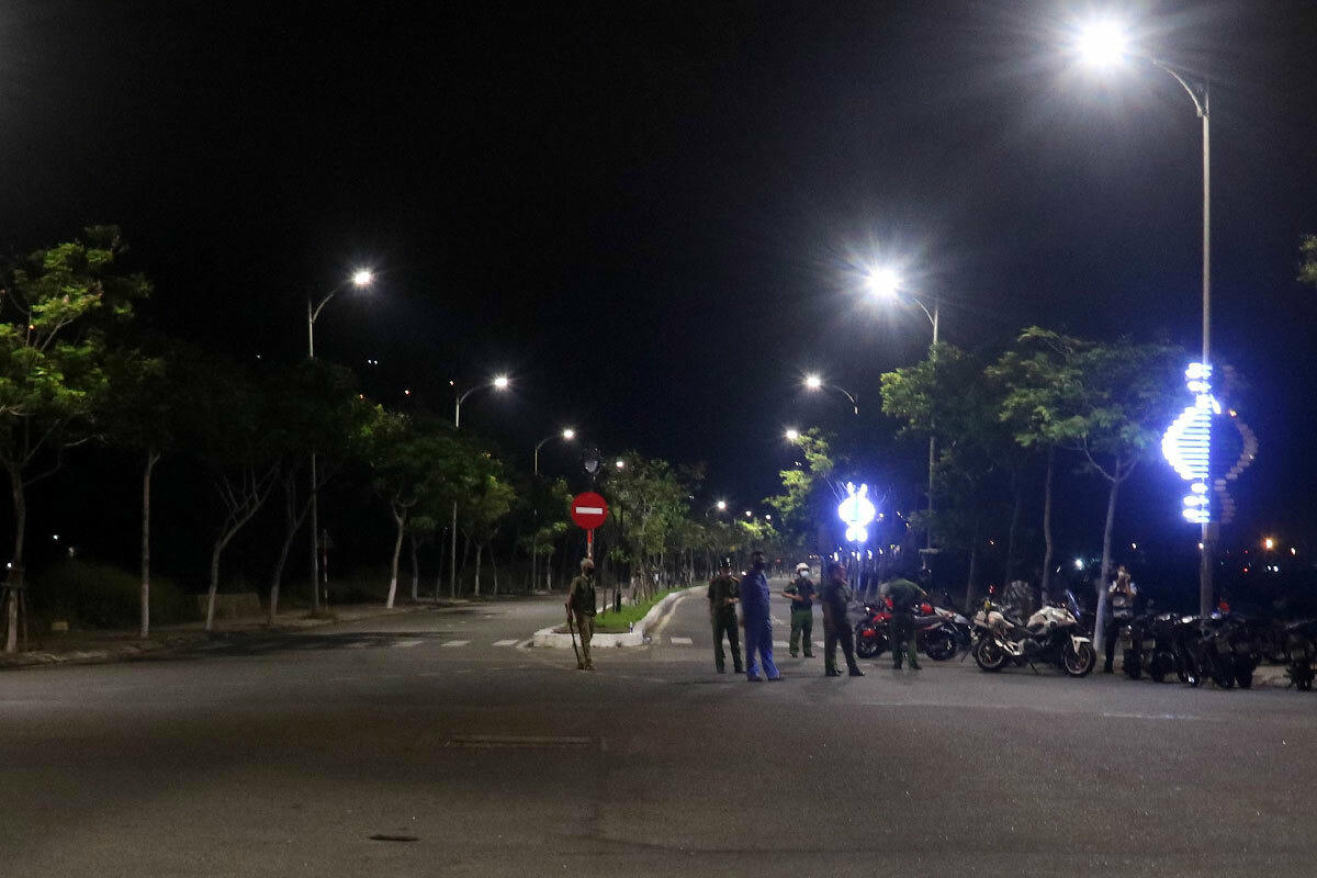 Công an phong toả hiện trường để điều tra sự việc khuya ngày 2/4. Ảnh: Ngọc Trường.